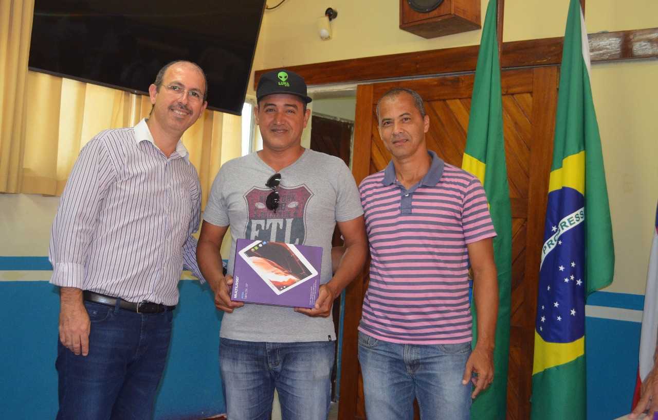 Secretaria de Saúde de Camacã faz entrega de 70 Tabletes para Agentes Comunitários